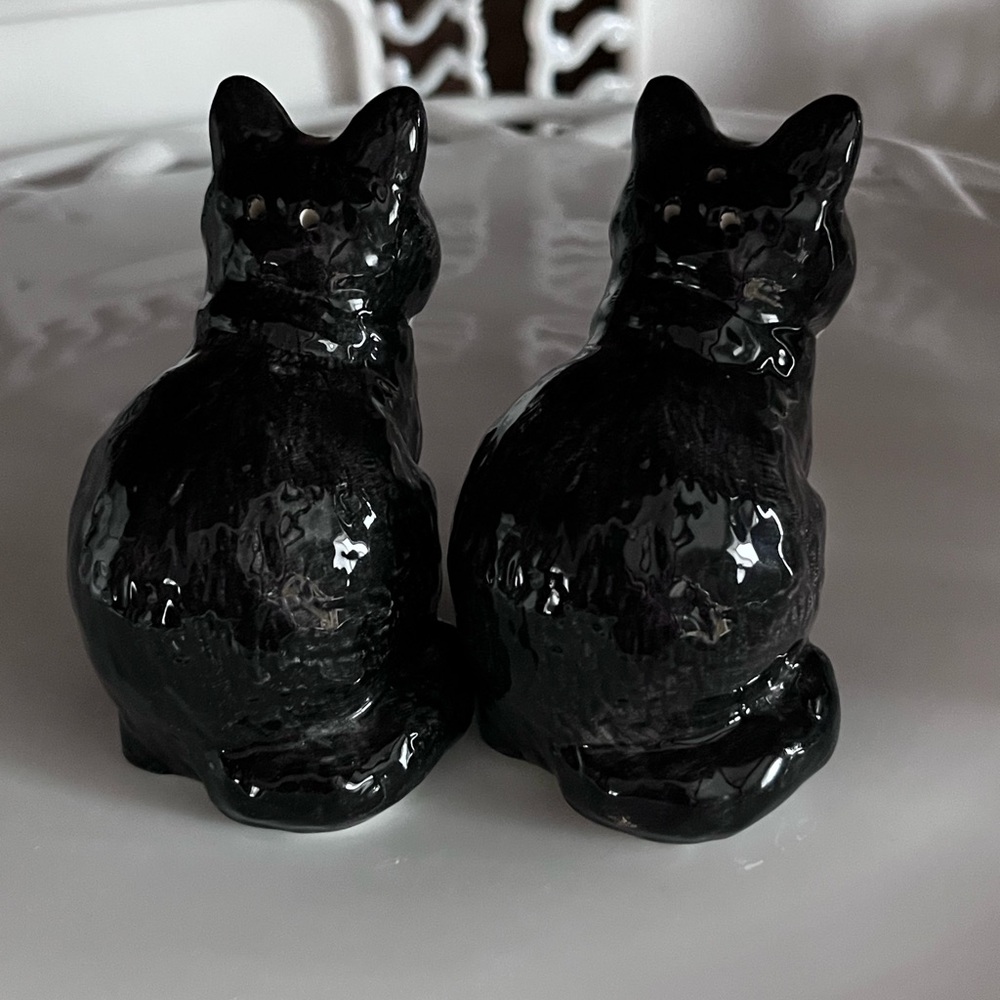 EUC Vintage Pair of Black Cat Magnetic salt and pepper shakers - Picture 13 of 16